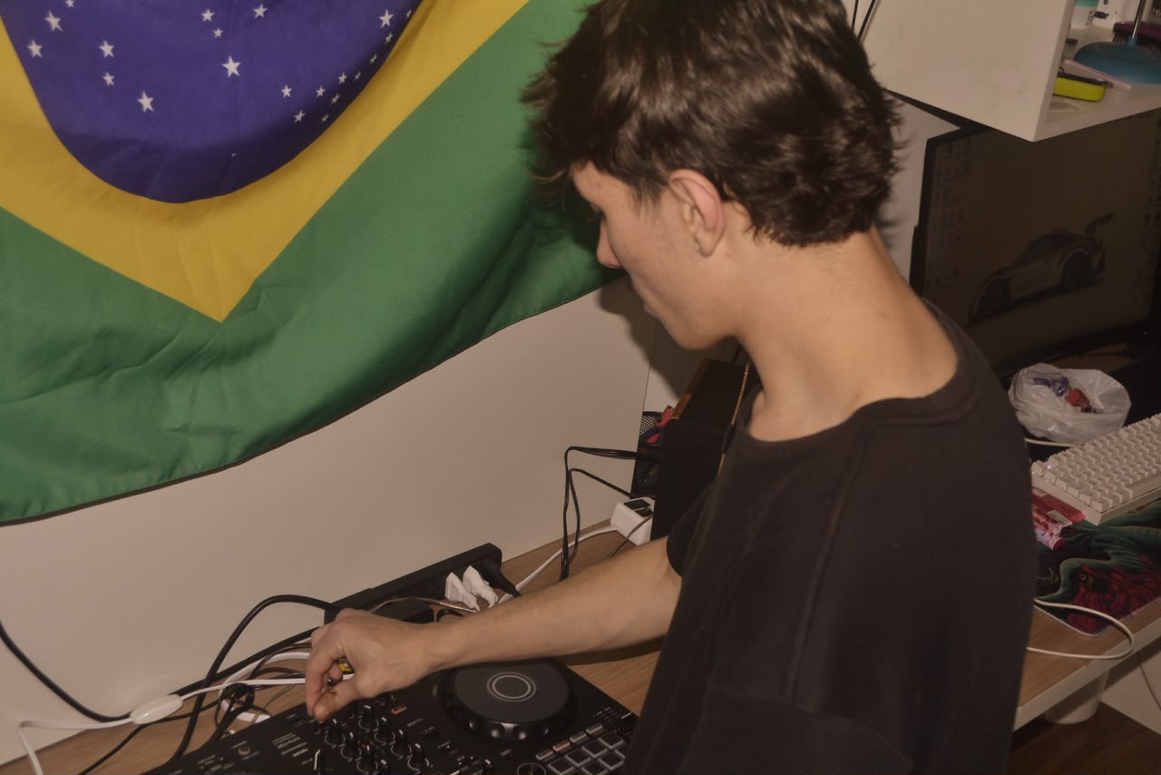 Detalhe do equipamento de DJ