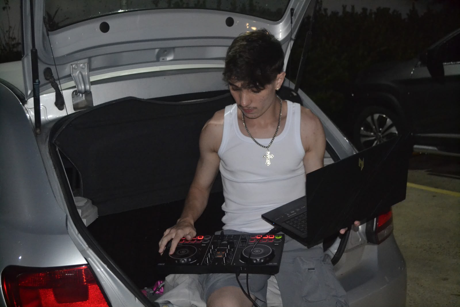 SIDDD tocando em um set noturno