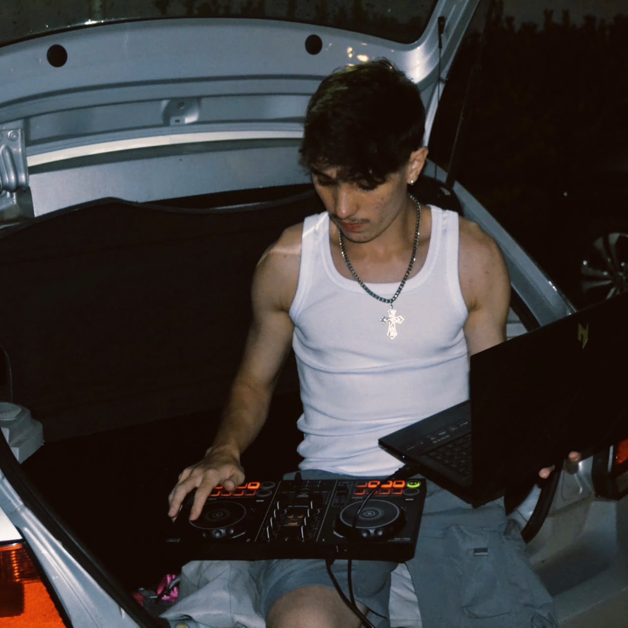 SIDDD preparando um set no porta-malas